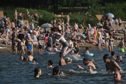 Работа спасателей на пляже в Петербурге