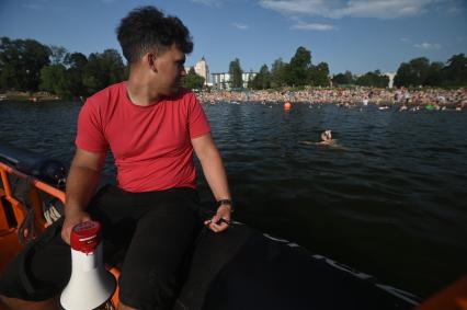 Работа спасателей на пляже в Петербурге