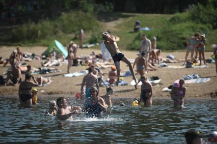 Работа спасателей на пляже в Петербурге