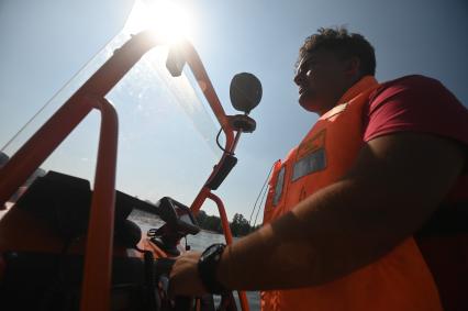 Работа спасателей на пляже в Петербурге