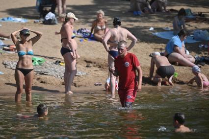 Работа спасателей на пляже в Петербурге