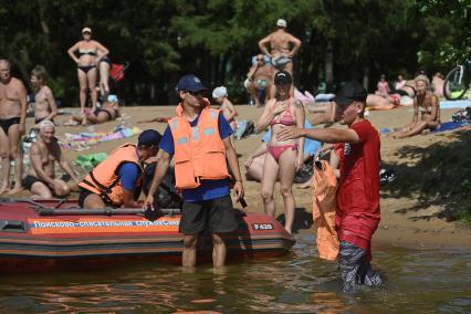 Работа спасателей на пляже в Петербурге