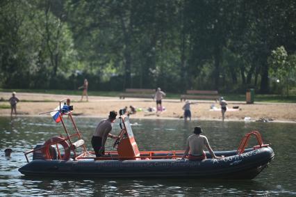 Работа спасателей на пляже в Петербурге