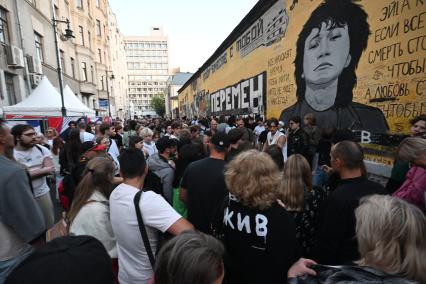 Поклонники почтили память Виктора Цоя у его стены на Арбате