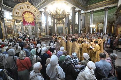 Мощи святителя Тихона прибыли в Казанский собор Санкт-Петербурга