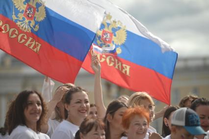 20-метровый флаг России на Дворцовой площади в Петербурге