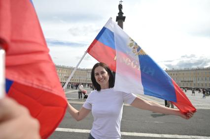 20-метровый флаг России на Дворцовой площади в Петербурге