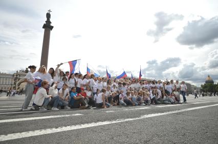 20-метровый флаг России на Дворцовой площади в Петербурге