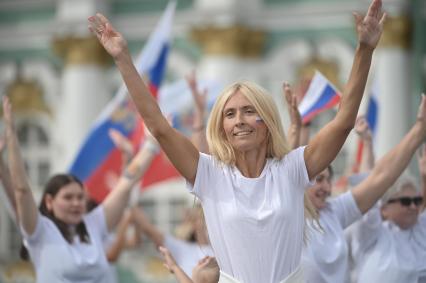 20-метровый флаг России на Дворцовой площади в Петербурге