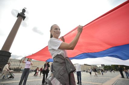 20-метровый флаг России на Дворцовой площади в Петербурге