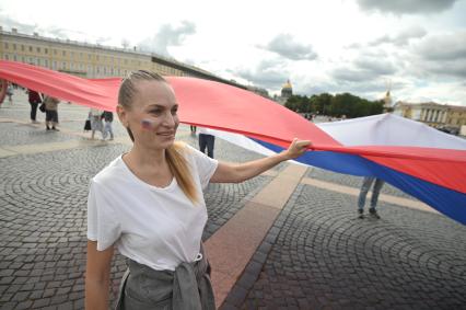 20-метровый флаг России на Дворцовой площади в Петербурге