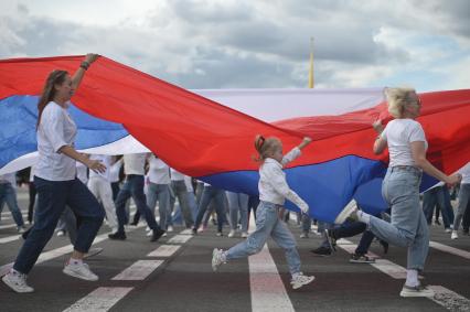 20-метровый флаг России на Дворцовой площади в Петербурге