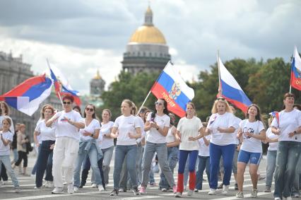 20-метровый флаг России на Дворцовой площади в Петербурге