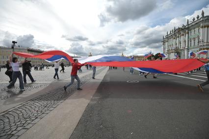 20-метровый флаг России на Дворцовой площади в Петербурге