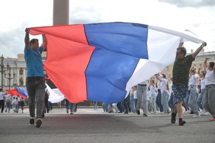 20-метровый флаг России на Дворцовой площади в Петербурге
