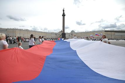 20-метровый флаг России на Дворцовой площади в Петербурге