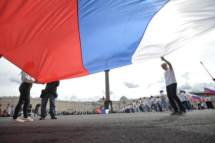 20-метровый флаг России на Дворцовой площади в Петербурге