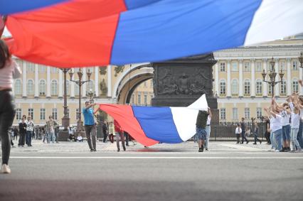 20-метровый флаг России на Дворцовой площади в Петербурге
