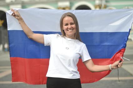 20-метровый флаг России на Дворцовой площади в Петербурге