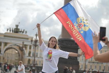 20-метровый флаг России на Дворцовой площади в Петербурге