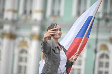 20-метровый флаг России на Дворцовой площади в Петербурге