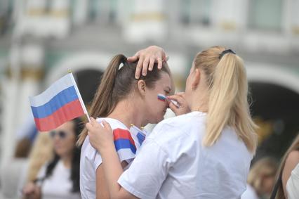 20-метровый флаг России на Дворцовой площади в Петербурге