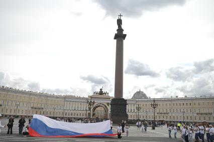 20-метровый флаг России на Дворцовой площади в Петербурге