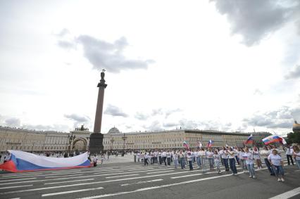 20-метровый флаг России на Дворцовой площади в Петербурге
