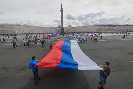 20-метровый флаг России на Дворцовой площади в Петербурге