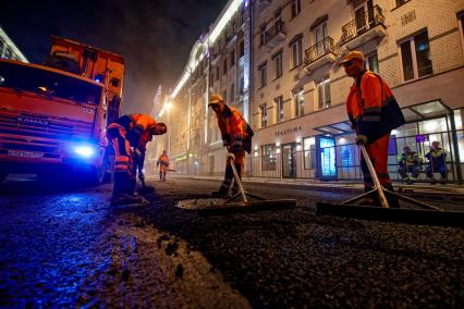 Замена асфальтового покрытия на Тверской улице