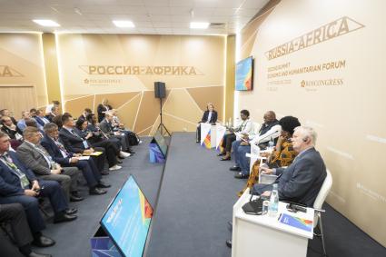 II Cаммит и форум `Россия - Африка`в Санкт-Петербурге. Сессия на тему От помощи к партнерству: совместные усилия по борьбе с эпидемиями\"