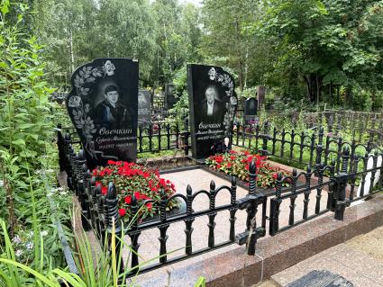 Могилы отца и брата хоккеиста Александра Овечкина на Долгопрудненском кладбище