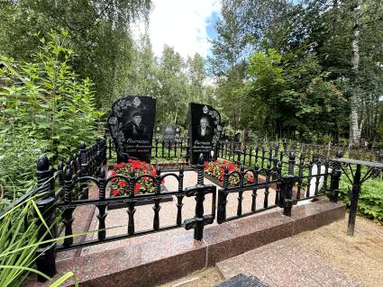 Могилы отца и брата хоккеиста Александра Овечкина на Долгопрудненском кладбище