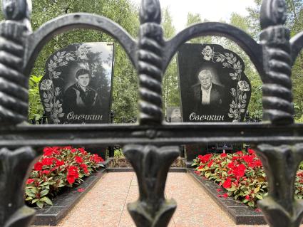 Могилы отца и брата хоккеиста Александра Овечкина на Долгопрудненском кладбище
