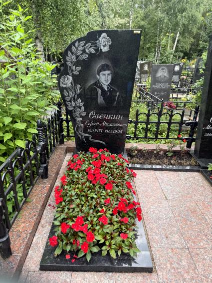 Могилы отца и брата хоккеиста Александра Овечкина на Долгопрудненском кладбище