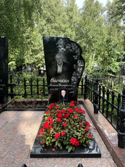 Могилы отца и брата хоккеиста Александра Овечкина на Долгопрудненском кладбище
