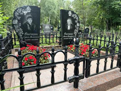 Могилы отца и брата хоккеиста Александра Овечкина на Долгопрудненском кладбище