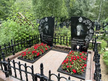 Могилы отца и брата хоккеиста Александра Овечкина на Долгопрудненском кладбище