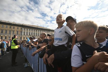 Открытая тренировка ФК Зенит\" на Дворцовой площади Петербурга