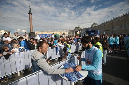Открытая тренировка ФК Зенит\" на Дворцовой площади Петербурга