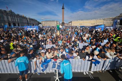 Открытая тренировка ФК Зенит на Дворцовой площади в Петербурге