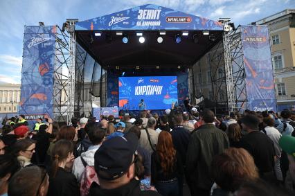 Открытая тренировка ФК Зенит на Дворцовой площади в Петербурге