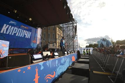 Открытая тренировка ФК Зенит на Дворцовой площади в Петербурге