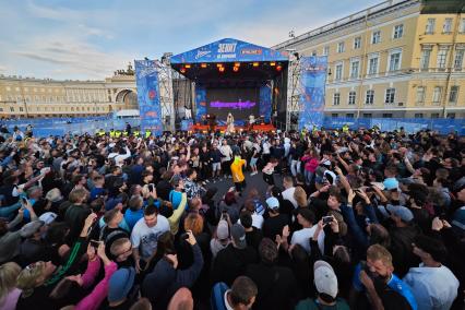 Открытая тренировка ФК Зенит на Дворцовой площади в Петербурге