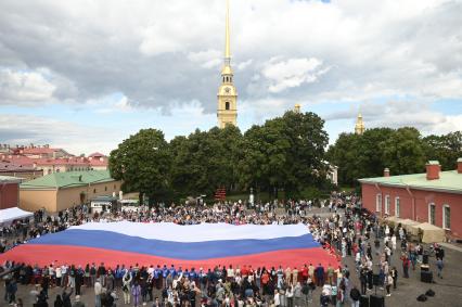 Празднование дня флага России в Санкт-Петербурге