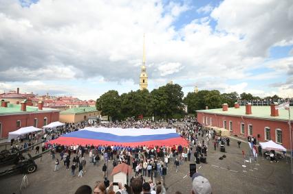 Празднование дня флага России в Санкт-Петербурге