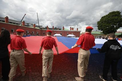 Празднование дня флага России в Санкт-Петербурге