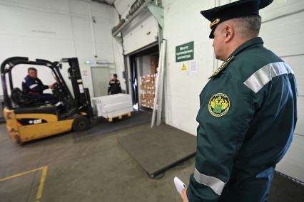 Досмотр цветочной продукции в зоне таможенного контроля в Химках