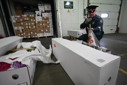 Досмотр цветочной продукции в зоне таможенного контроля в Химках