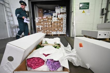 Досмотр цветочной продукции в зоне таможенного контроля в Химках